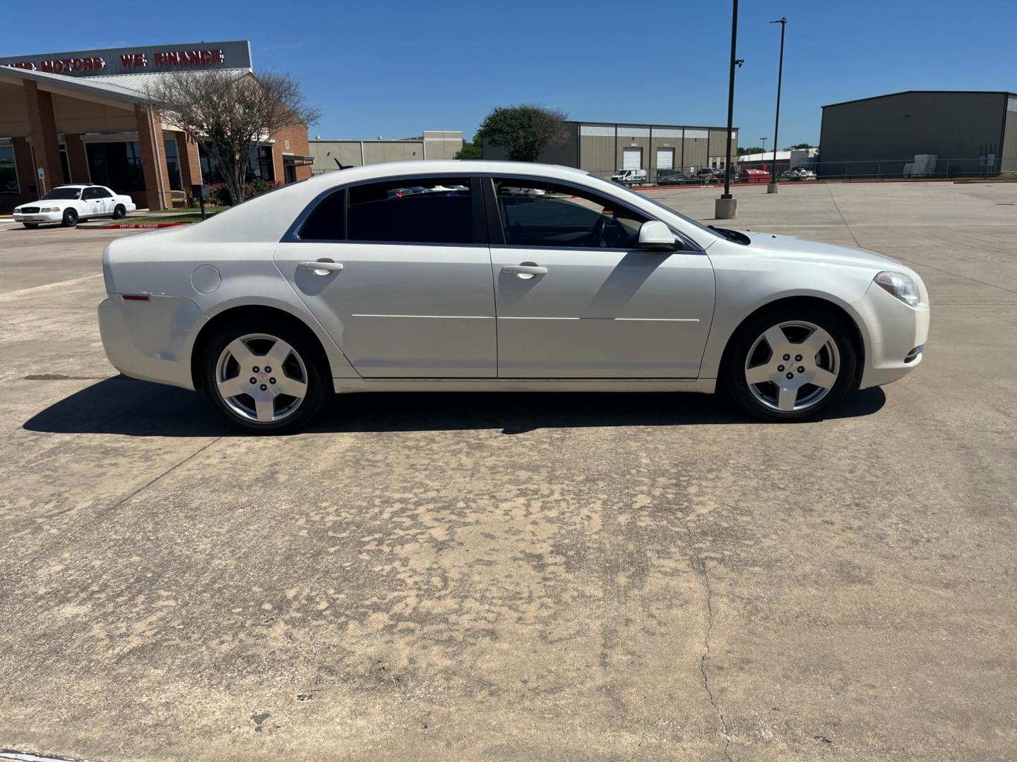 2010 white /black Chevrolet Malibu 2LT (1G1ZD5E7XAF) with an 3.6L V6 DOHC 24V engine, 6-Speed Automatic transmission, located at 14700 Tomball Parkway 249, Houston, TX, 77086, (281) 444-2200, 29.928619, -95.504074 - Photo#7